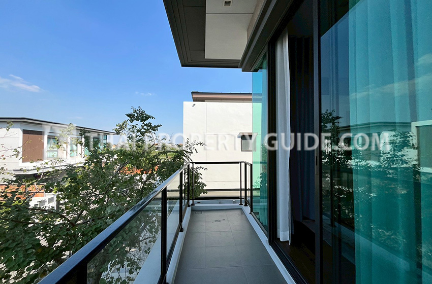 House with Shared Pool in Bangnatrad 